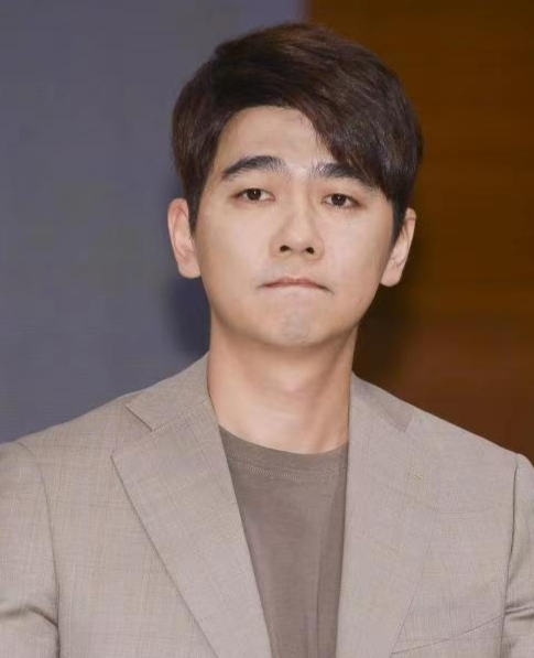 韩国知名男演员，星光璀璨，影响力深远
